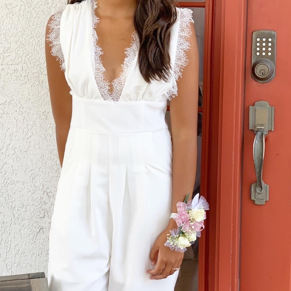 Francesca’s white jumper worn once size small